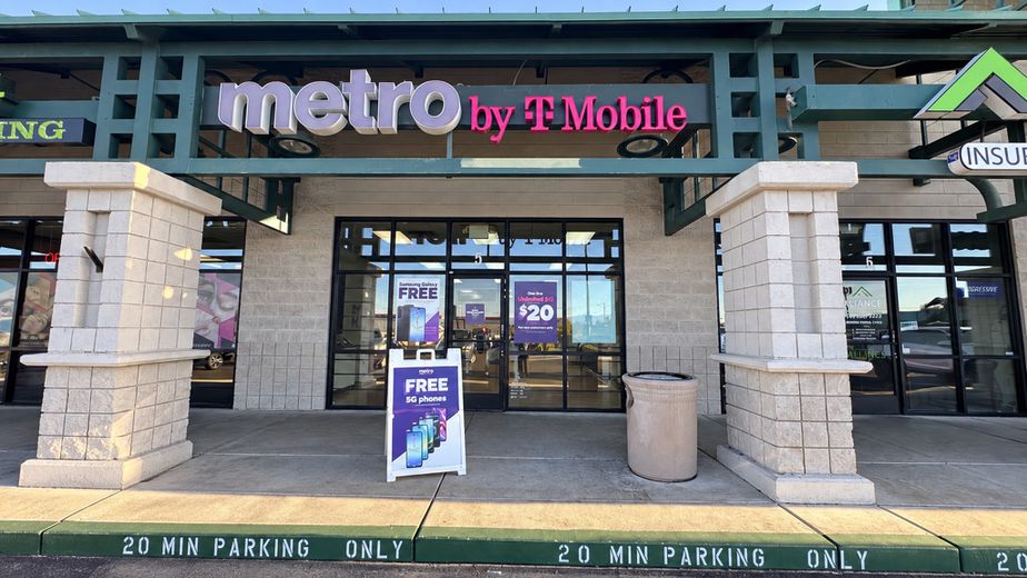 Metro by T-Mobile 2381 E Windmill Ln - 2381 E Windmill Ln 