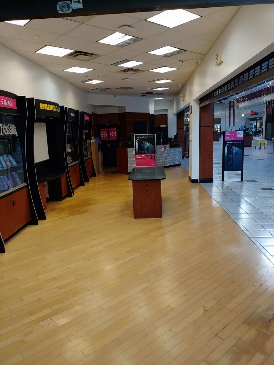 Foto del interior de la tienda T-Mobile en Beaver Valley Mall 3, Monaca, PA