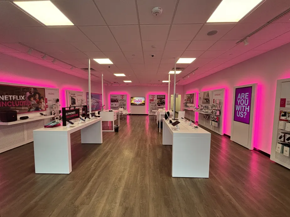 Foto del interior de la tienda T-Mobile en Hanover Crossing, Hanover, MA