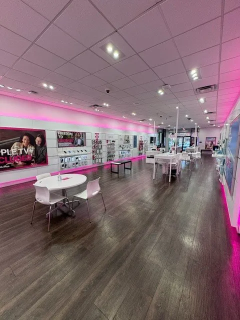 Foto del interior de la tienda T-Mobile en Gridley & South, Cerritos, CA