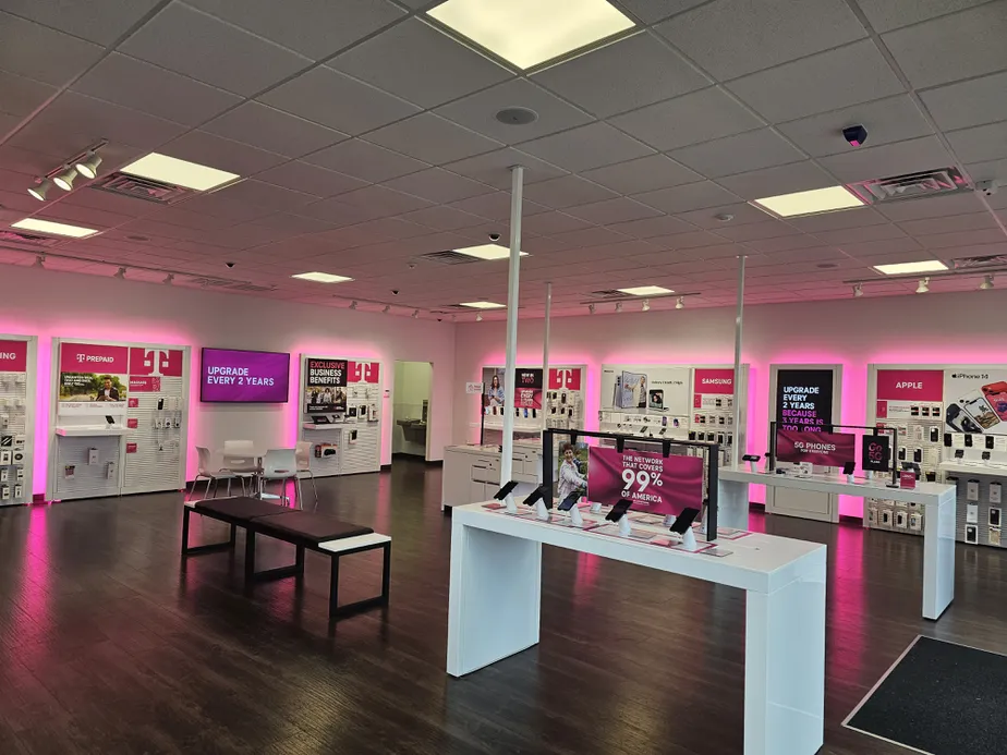Foto del interior de la tienda T-Mobile en Premier Blvd & 4th Ave, Roanoke Rapids, NC
