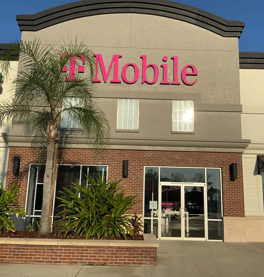 Foto del exterior de la tienda T-Mobile en Beach & Hodges, Jacksonville, FL