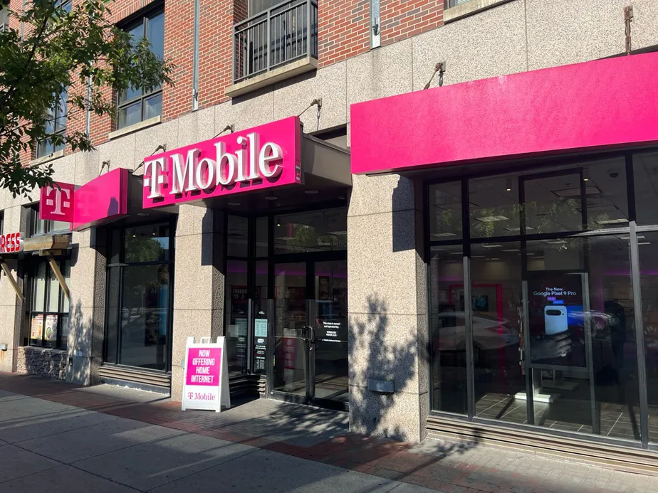  Exterior photo of T-Mobile Store at High St & Eleventh Ave, Columbus, OH 