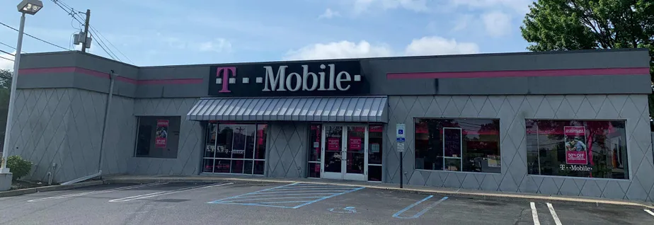 Exterior photo of T-Mobile store at Rt 18 & Hope Street, East Brunswick, NJ