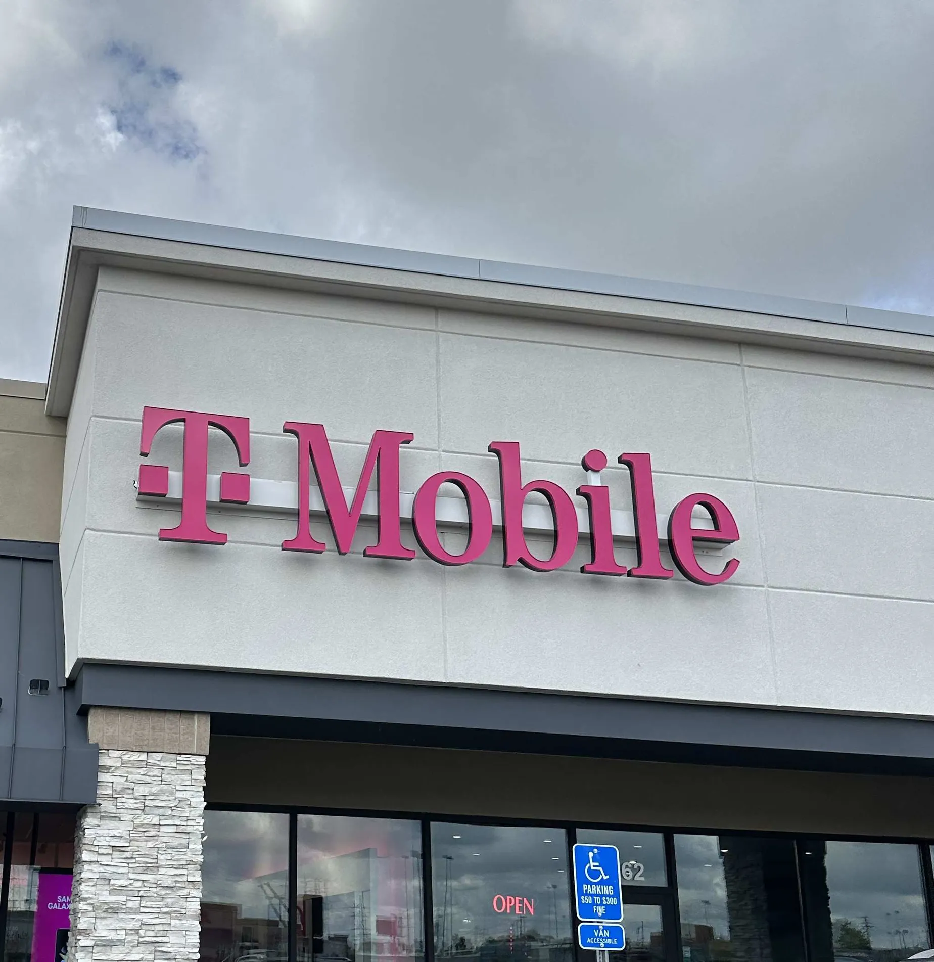 TMobile Overland Plaza Overland, MO