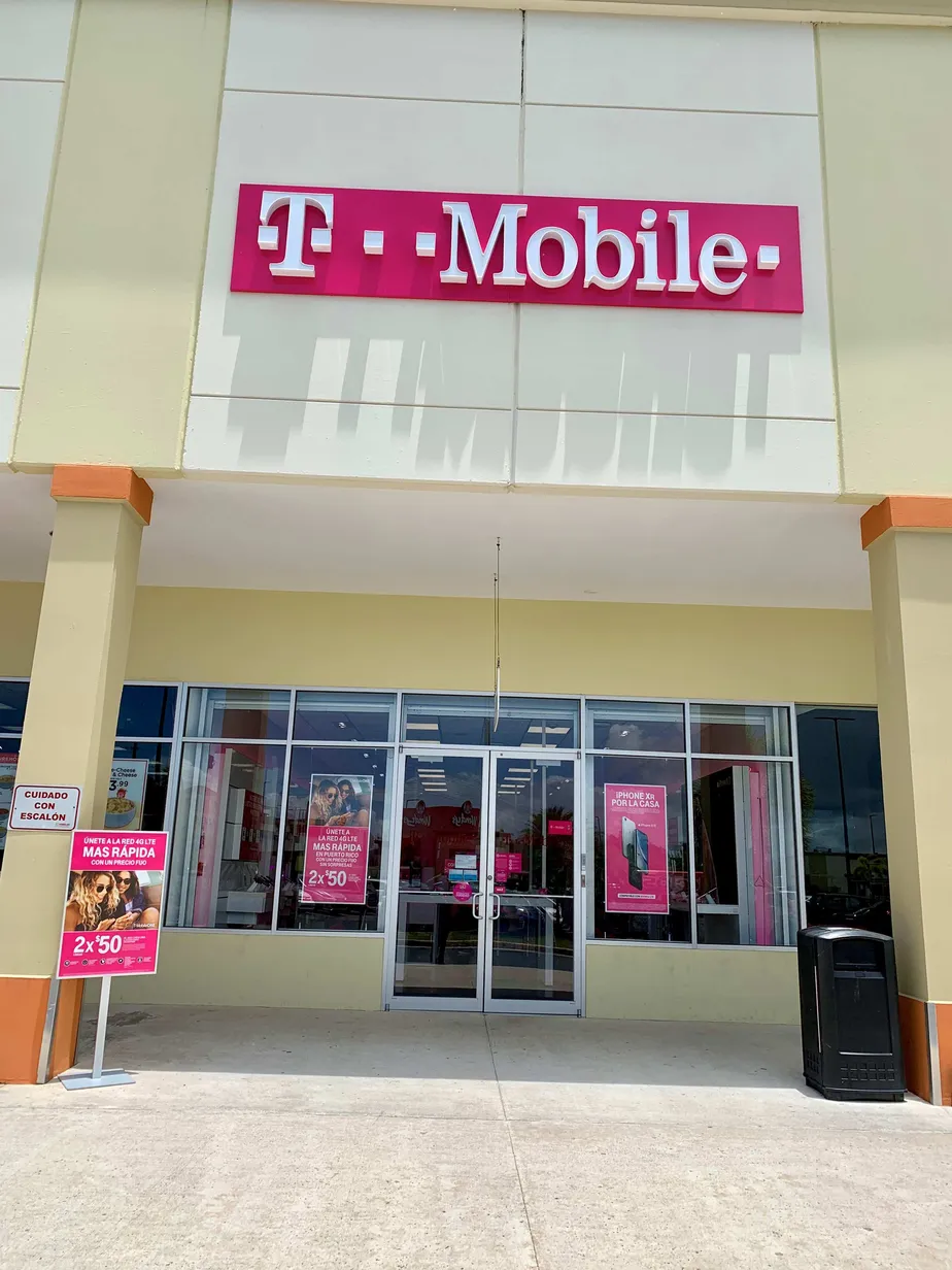 Exterior photo of T-Mobile store at Los Prados Shopping Center, Caguas, PR