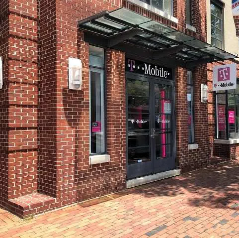 Exterior photo of T-Mobile store at King St & Payne, Alexandria, VA