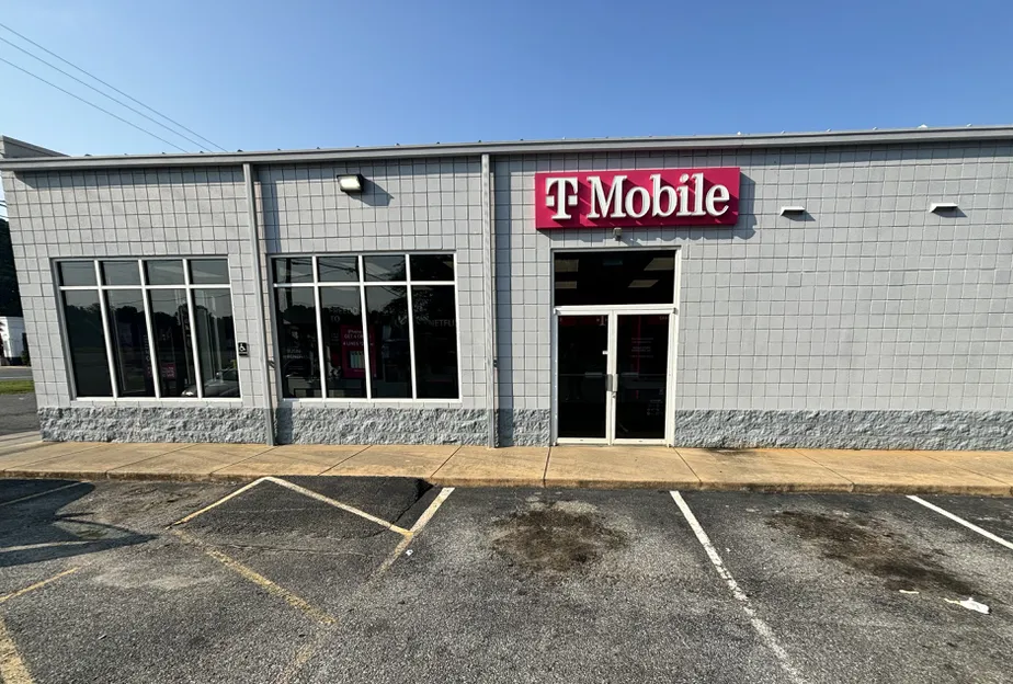  Exterior photo of T-Mobile Store at Main St & Clark St, Farmville, VA 