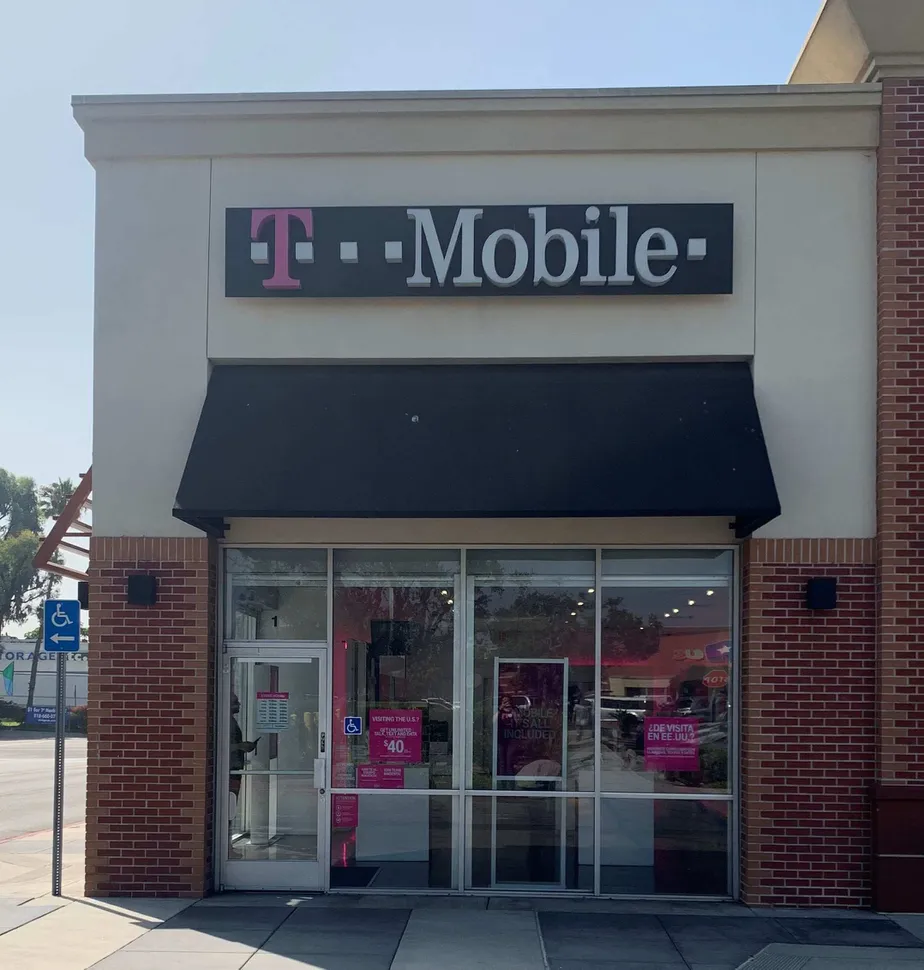 Exterior photo of T-Mobile store at Los Feliz Blvd & Perlita, Los Angeles, CA