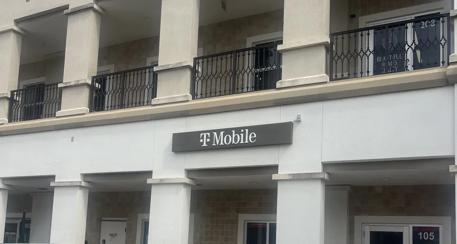 Foto del exterior de la tienda T-Mobile en Federal Hwy & SE 9th, Boca Raton, FL
