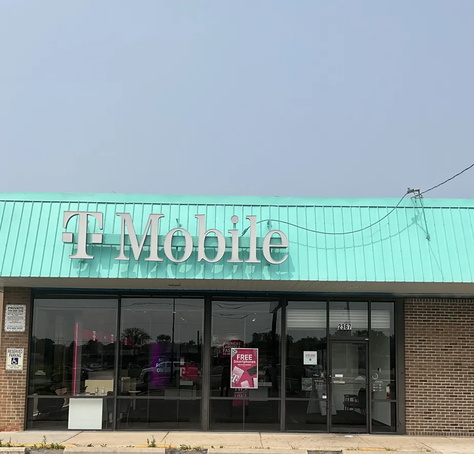  Exterior photo of T-Mobile Store at S Hamilton Rd, Columbus, OH 