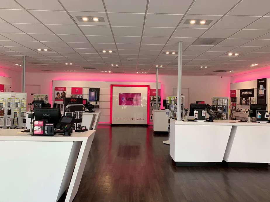 Foto del interior de la tienda T-Mobile en Glenoaks & Hubbard 3, San Fernando, CA