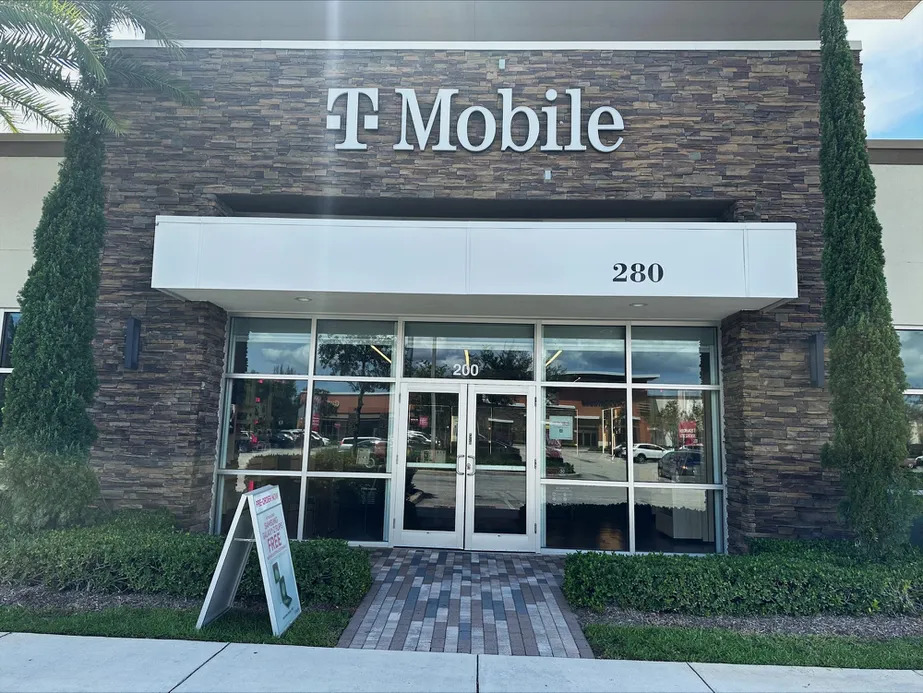 Foto del exterior de la tienda T-Mobile en Buckingham Square, Royal Palm Beach, FL
