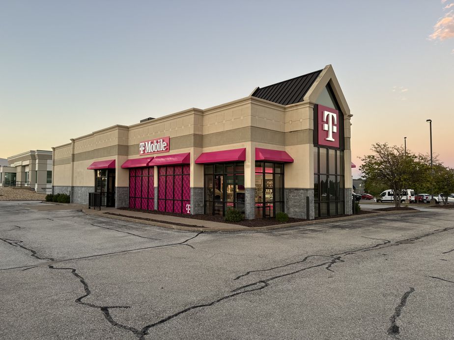 Exterior photo of T-Mobile Store at E 53rd St & Elmore Ave, Davenport, IA