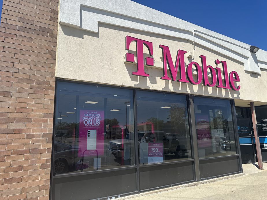 Exterior photo of T-Mobile Store at 31st & Ashland, Chicago, IL