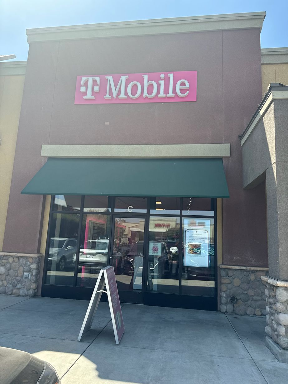 Exterior photo of T-Mobile Store at N Dinuba Blvd & W Riggin Ave, Visalia, CA