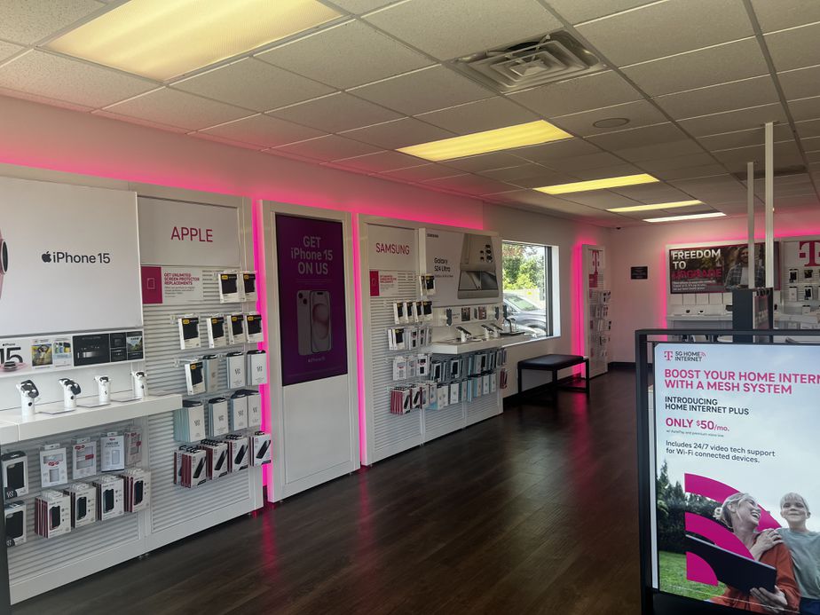 Interior photo of T-Mobile Store at Nthrn Dr NE & Plainfield Av NE, Grand Rapids, MI