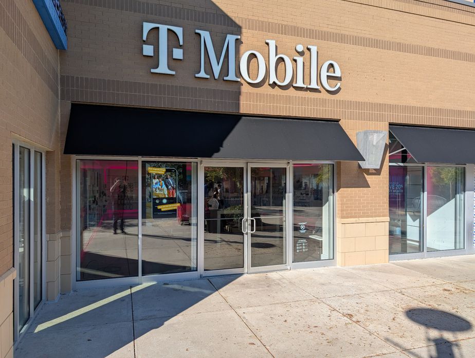 Exterior photo of T-Mobile Store at Valdosta Mall, Valdosta, GA