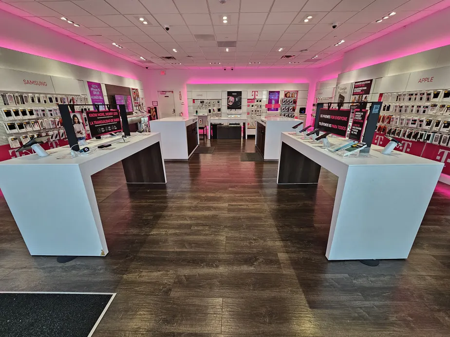 Foto del interior de la tienda T-Mobile en Menlo Park Mall, Edison, NJ