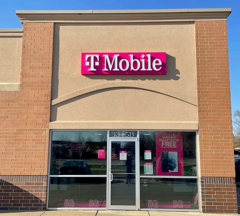 Exterior photo of T-Mobile store at 8th St Sw & 34th Ave Sw, Altoona, IA