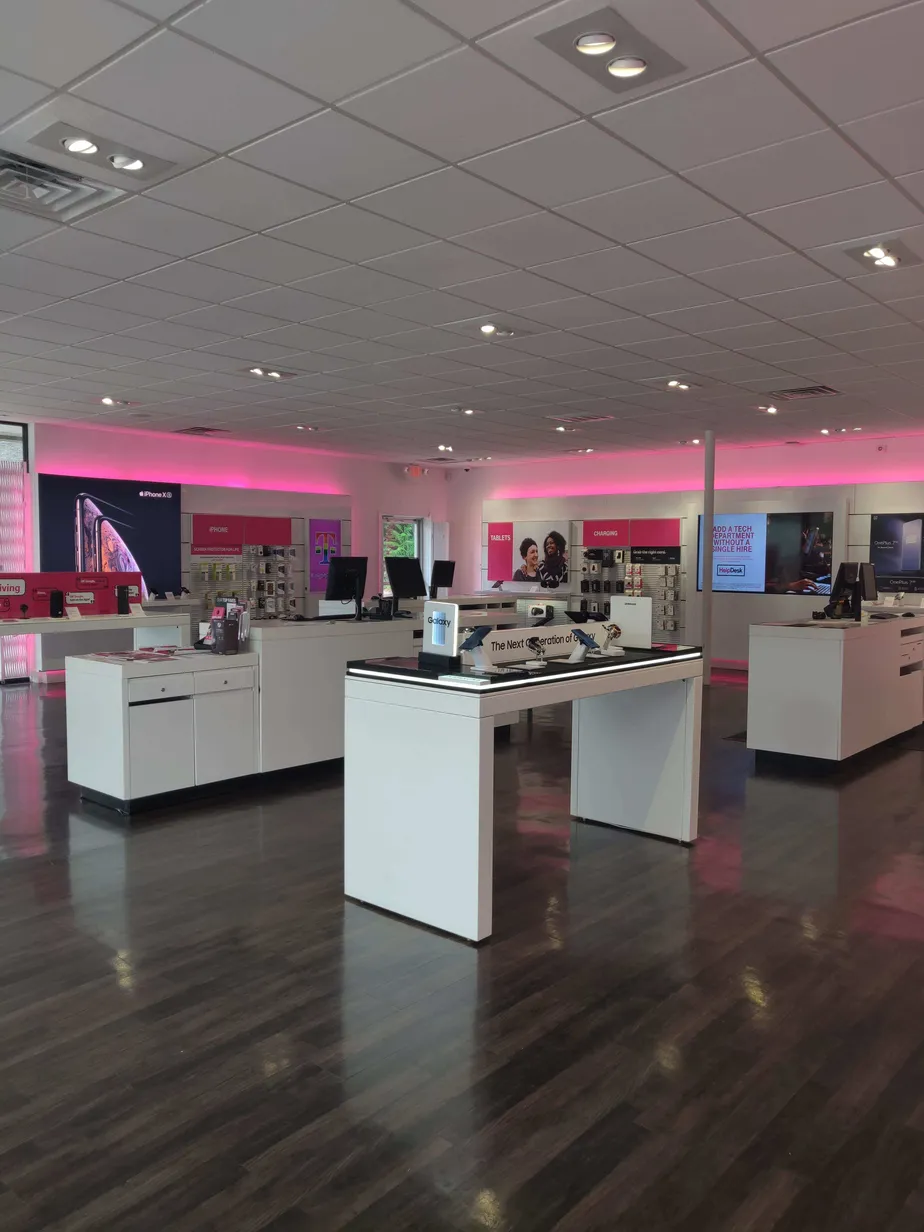 Foto del interior de la tienda T-Mobile en J.F.K. Blvd & McCain Blvd, North Little Rock, AR