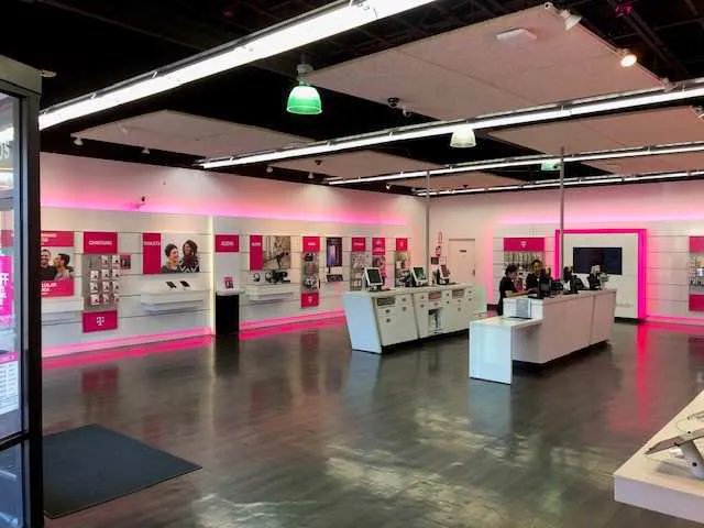 Foto del interior de la tienda T-Mobile en E Palmdale & 20th St E, Palmdale, CA