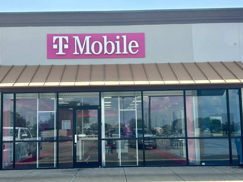 Exterior photo of T-Mobile Store at N Wolfe Nursery Rd & Washington St, Stephenville, TX