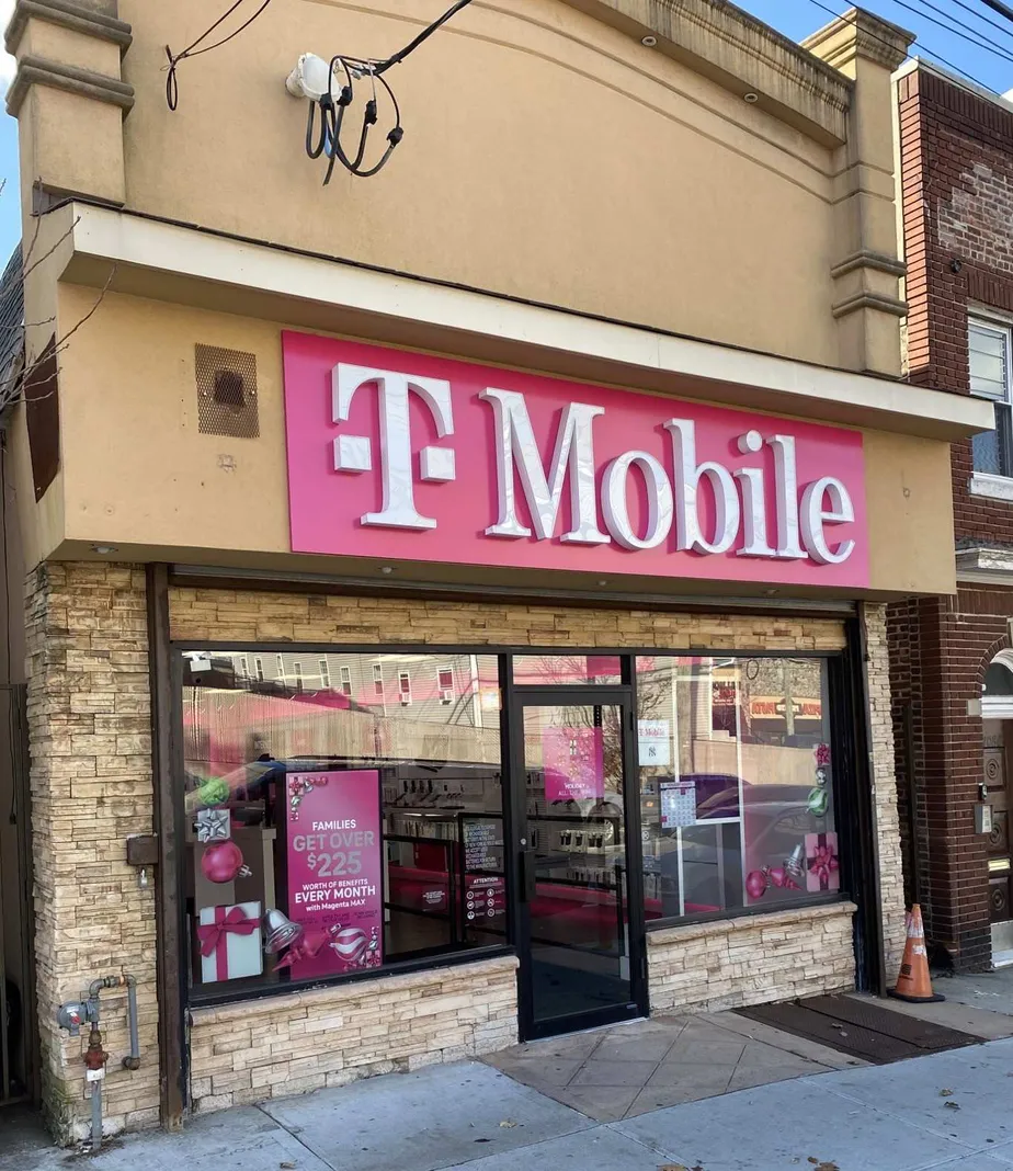 Exterior photo of T-Mobile Store at Bay St & St Marys Ave, Staten Island, NY
