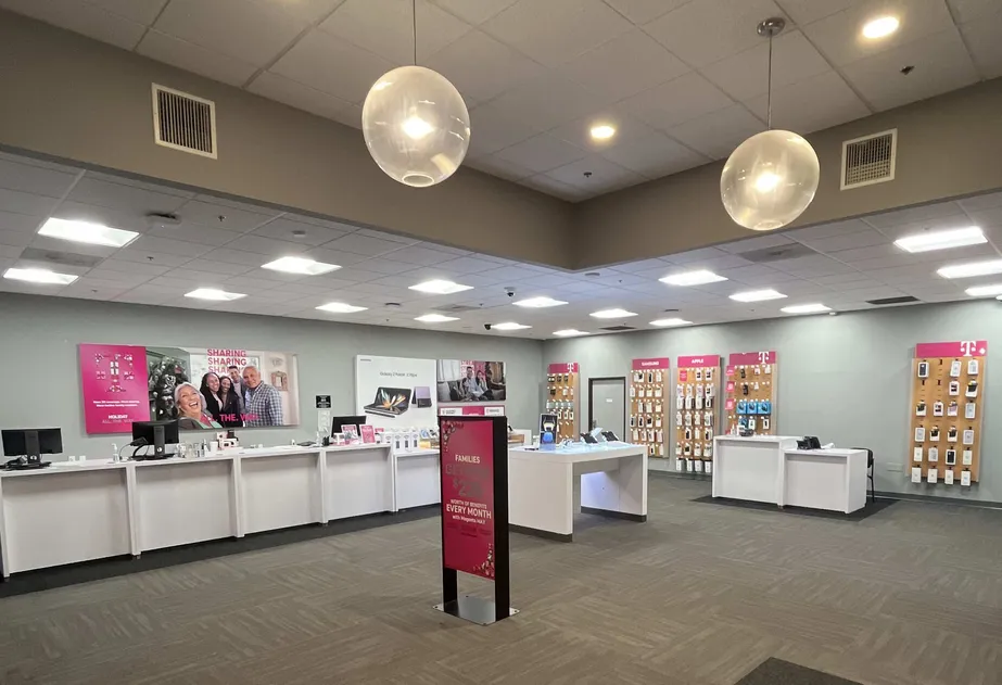Foto del interior de la tienda T-Mobile en 5th St & Santa Clara Ave, Alameda, CA