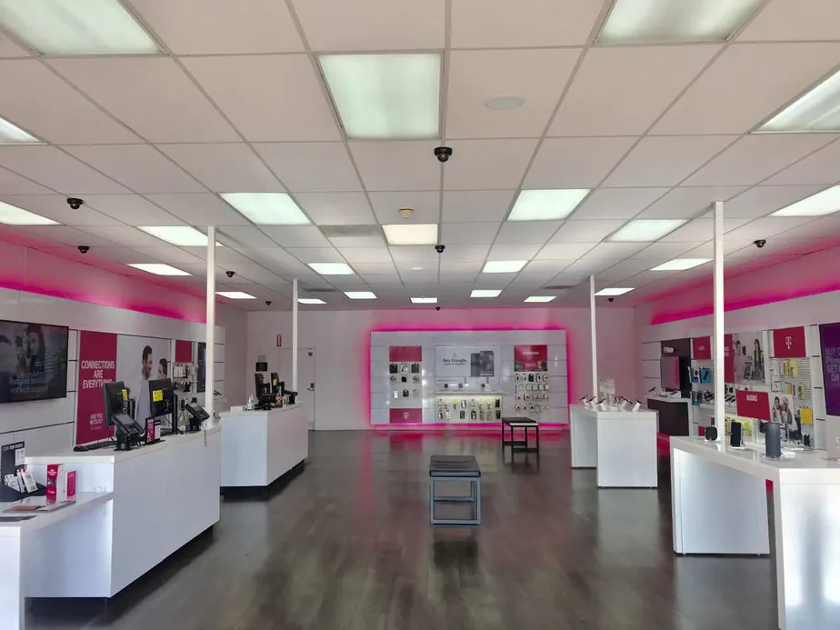 Foto del interior de la tienda T-Mobile en Huntington Dr & Bradbury Ave, Duarte, CA