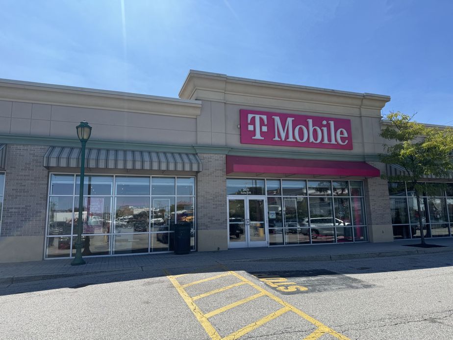 Exterior photo of T-Mobile Store at Lansdowne Washington Blvd, Halethorpe, MD