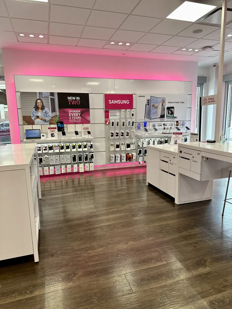 Foto del interior de la tienda T-Mobile en Zona Rosa, Kansas City, MO