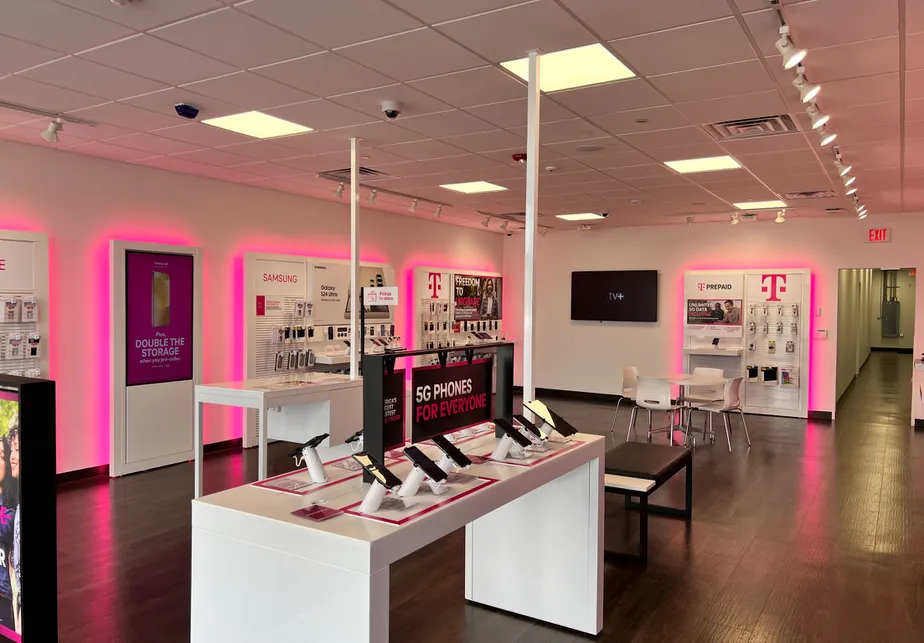 Foto del interior de la tienda T-Mobile en US 90 & Coronador Dr, Luling, LA