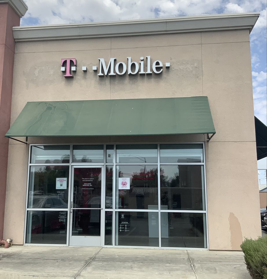 Exterior photo of T-Mobile Store at Glenwood & Cecil, Delano, CA