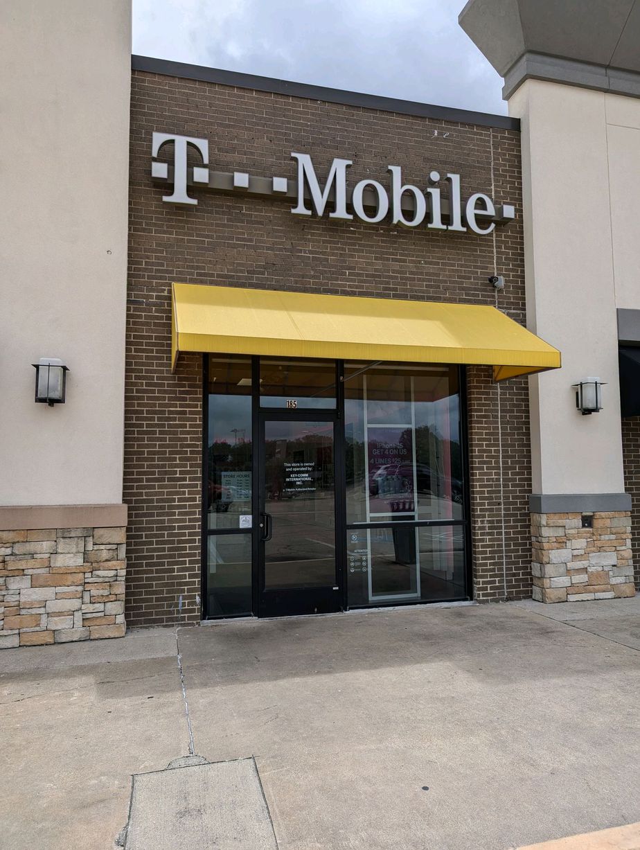 Exterior photo of T-Mobile Store at Corsicana Hwy & I-35, Hillsboro, TX