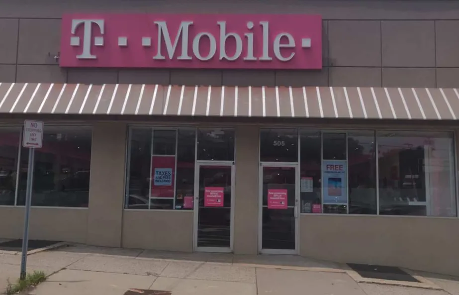 Exterior photo of T-Mobile store at Great Neck & Northern, Great Neck, NY