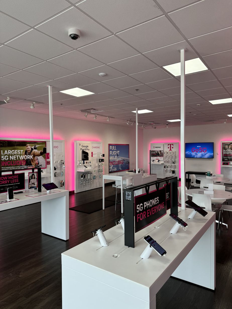  Interior photo of T-Mobile Store at US Hwy 60 & Chapell Dr, Monett, MO 
