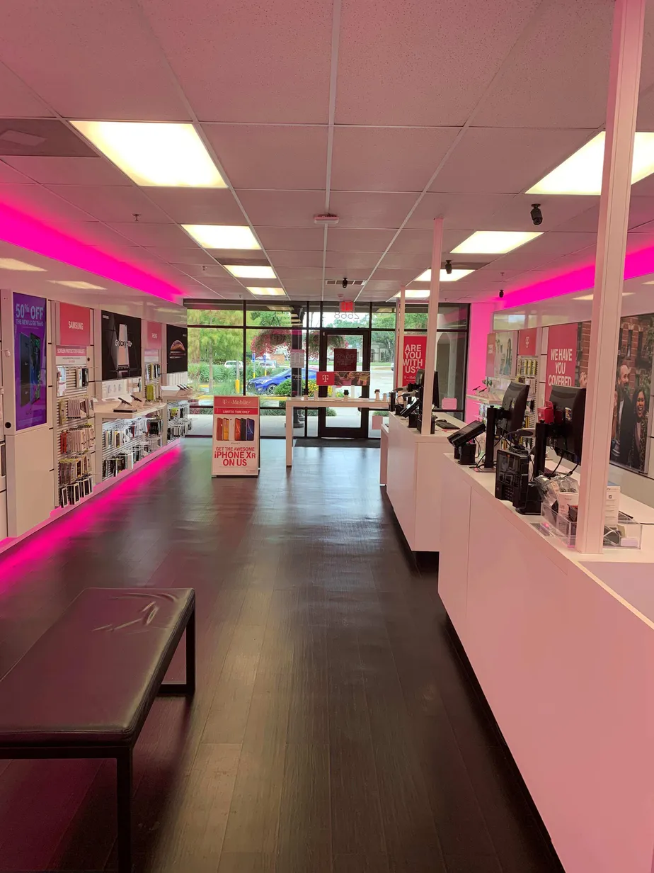 Foto del interior de la tienda T-Mobile en Johnston St & College Rd, Lafayette, LA