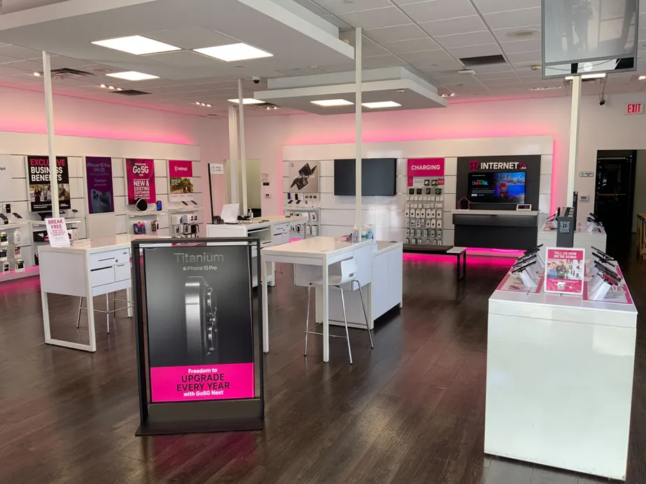 Foto del interior de la tienda T-Mobile en Carson & Cherry, Long Beach, CA
