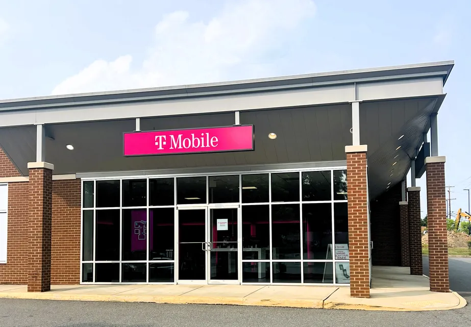 Foto del exterior de la tienda T-Mobile en Seminole Trl & Greenbrier Dr, Charlottesville, VA