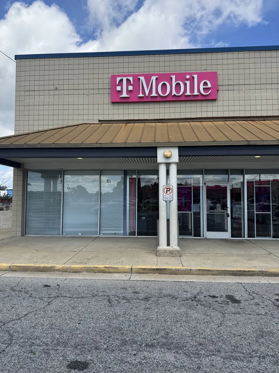  Exterior photo of T-Mobile Store at Watson Blvd & Carl Vinson Pkwy, Warner Robins, GA 