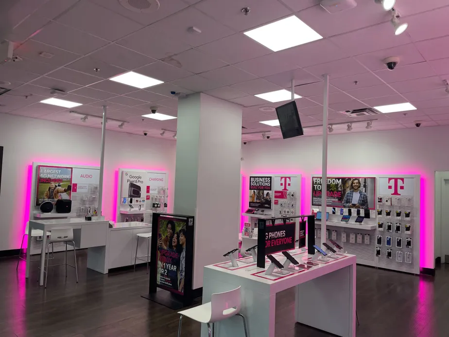 Foto del interior de la tienda T-Mobile en Palm Desert Mall, Palm Desert, CA