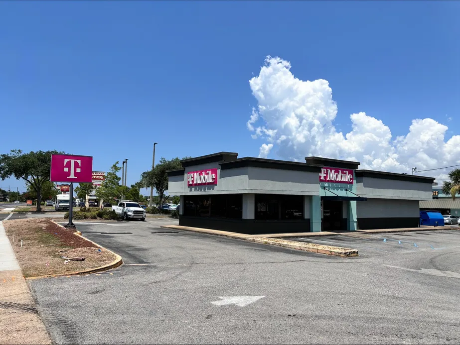  Exterior photo of T-Mobile Store at Sun Plaza, Ft Walton Beach, FL 