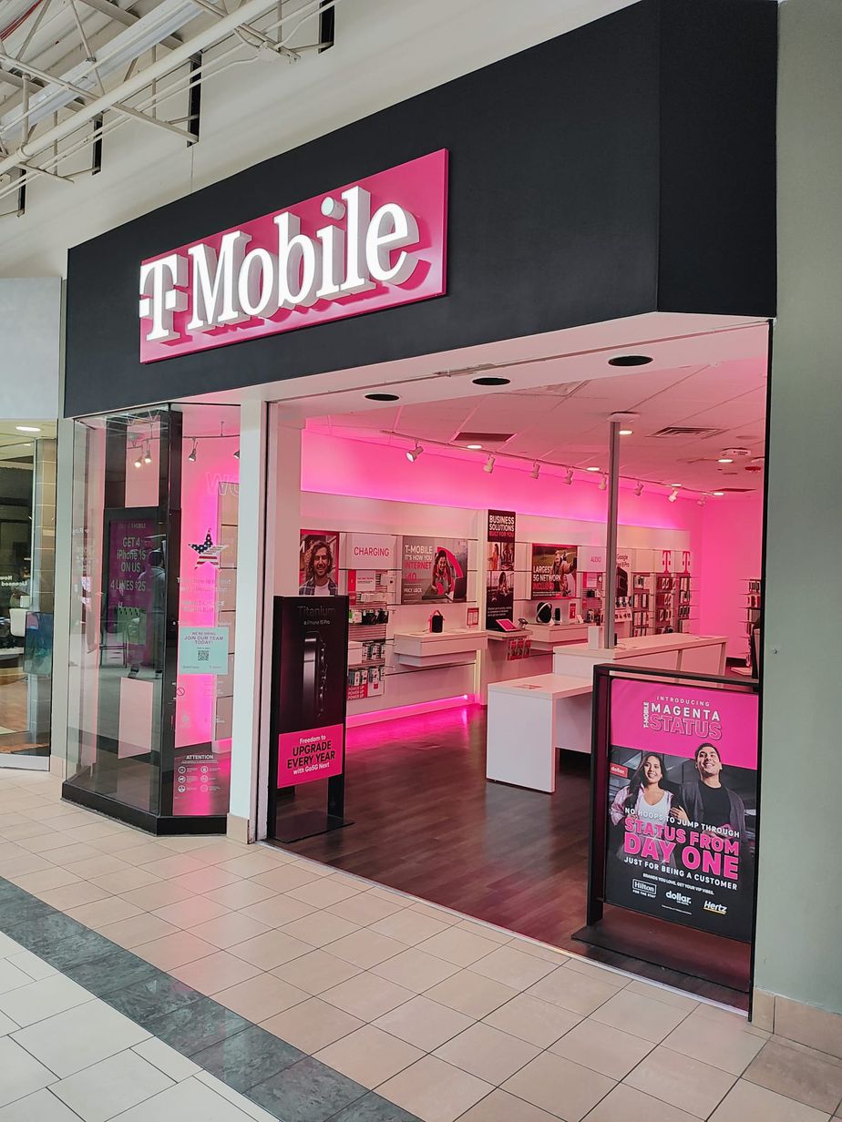 Exterior photo of T-Mobile Store at Bay Park Square, Green Bay, WI