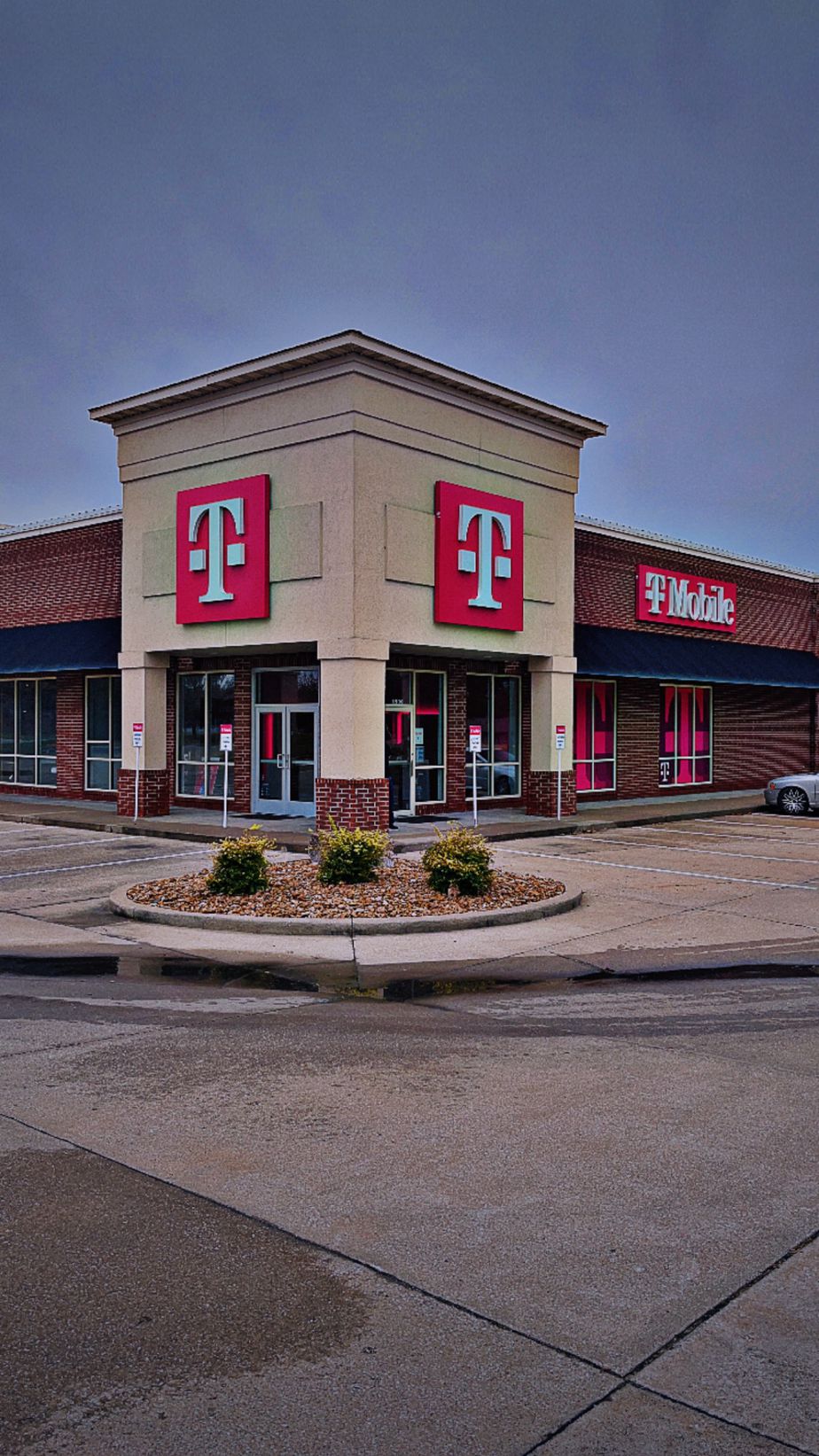 Exterior photo of T-Mobile Store at E Ohio St & Pawnee Ave, Clinton, MO