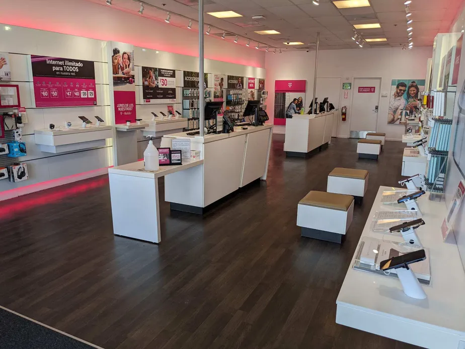 Foto del interior de la tienda T-Mobile en Juncos Plaza, Juncos, PR
