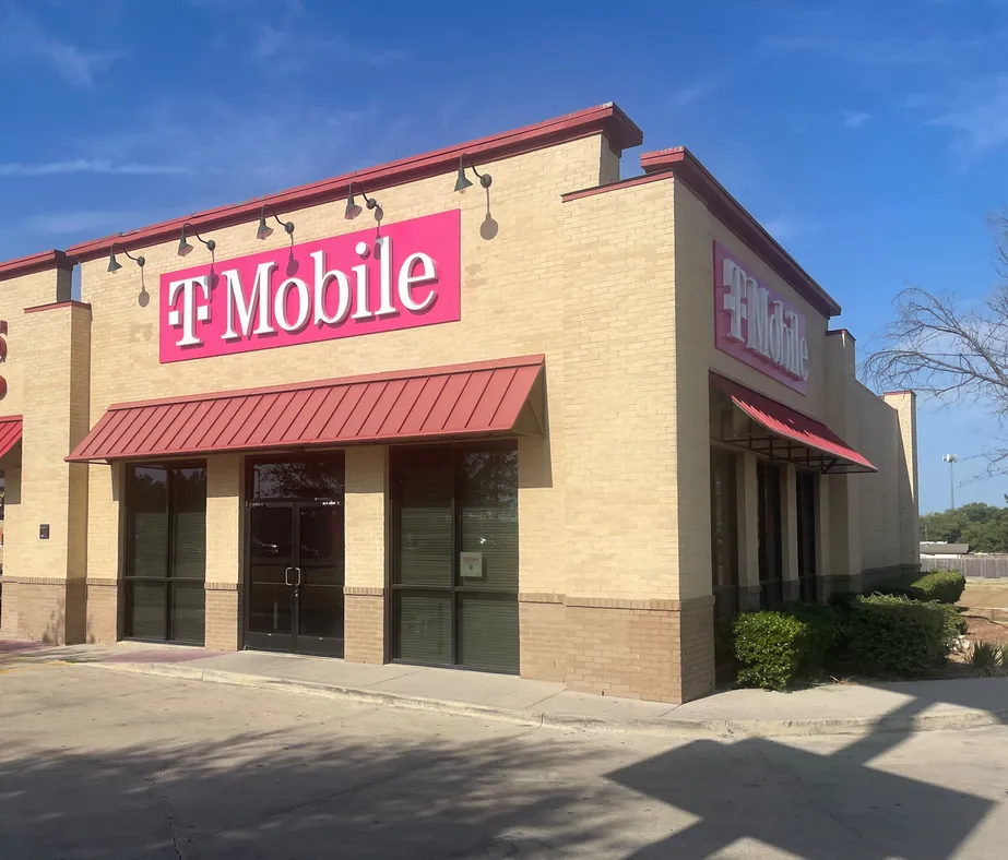 Exterior photo of T-Mobile Store at Hwy 199 & Charbonneau, Lake Worth, TX