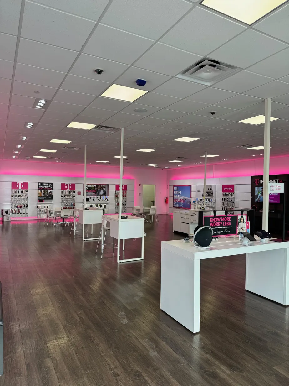 Foto del interior de la tienda T-Mobile en Old Country Rd & Kroemer Ave, Riverhead, NY