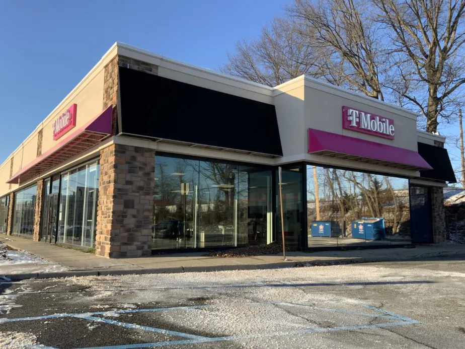  Exterior photo of T-Mobile Store at W Edgar Rd & Sylvan St, Linden, NJ 