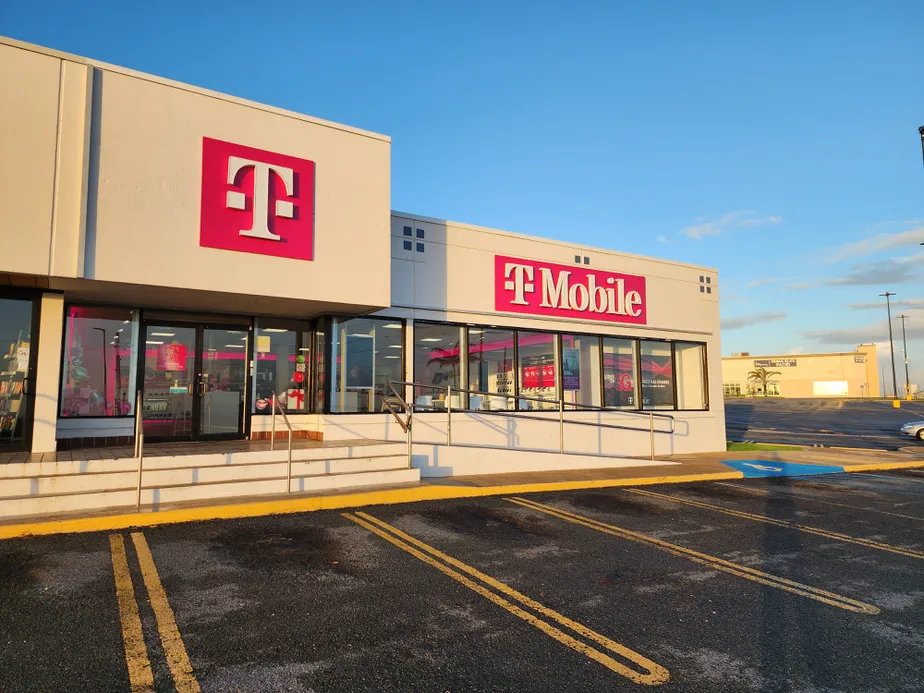 Foto del exterior de la tienda T-Mobile en Plaza Del Norte, Hatillo, PR